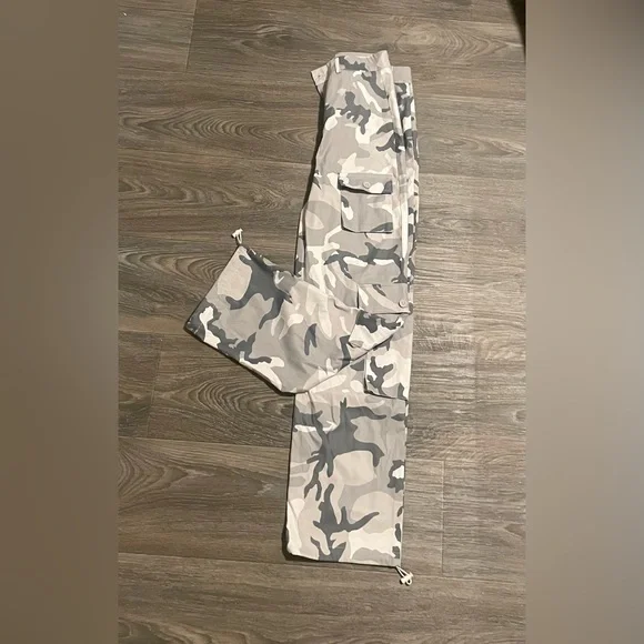 New Camouflage Cargo Pants Size XS - Picture 5 of 7